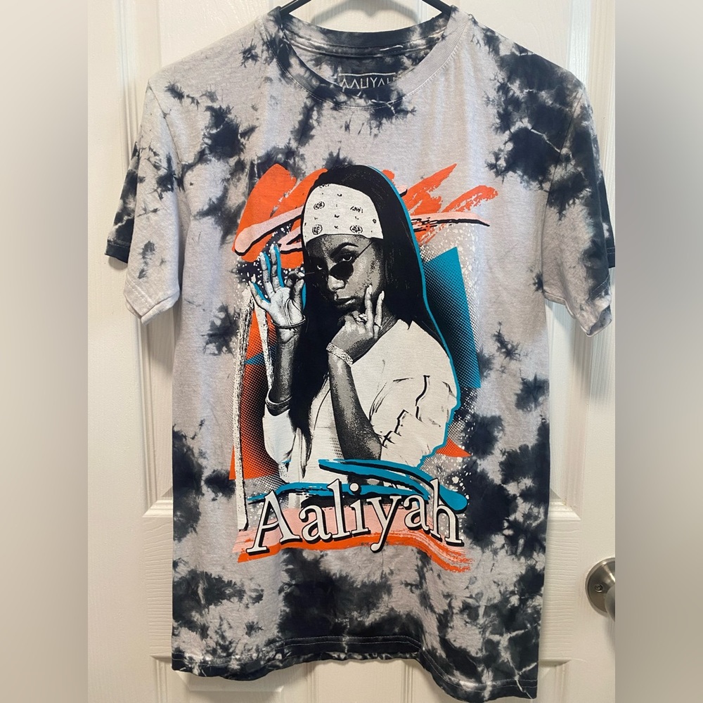 Aaliyah graphic tee size small